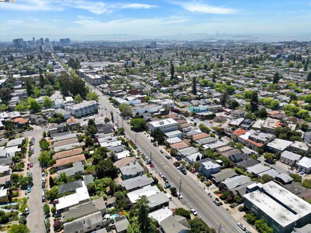 5378 Broadway, Oakland CA: https://media.crmls.org/mediaz/07e3de32-ba5c-4850-ae33-74a420658f49.jpg