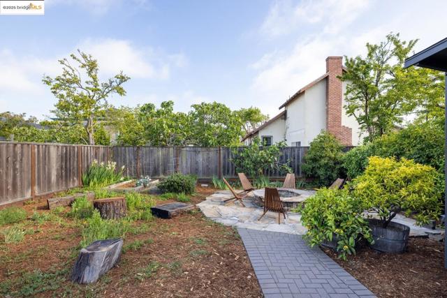 1334 Derby St, Berkeley CA: https://media.crmls.org/mediaz/07e4882e-40ae-4b00-8aab-2dbbea563883.jpg