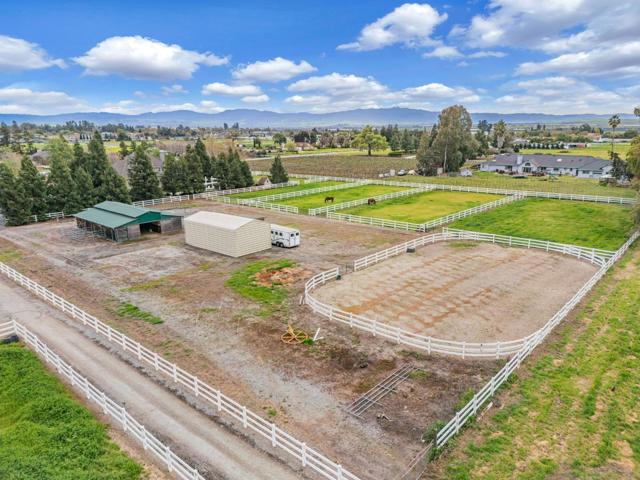 560 Tevis Trail, Hollister CA: https://media.crmls.org/mediaz/07e4c141-538b-4f48-9d46-aed1ec55ab33.jpg