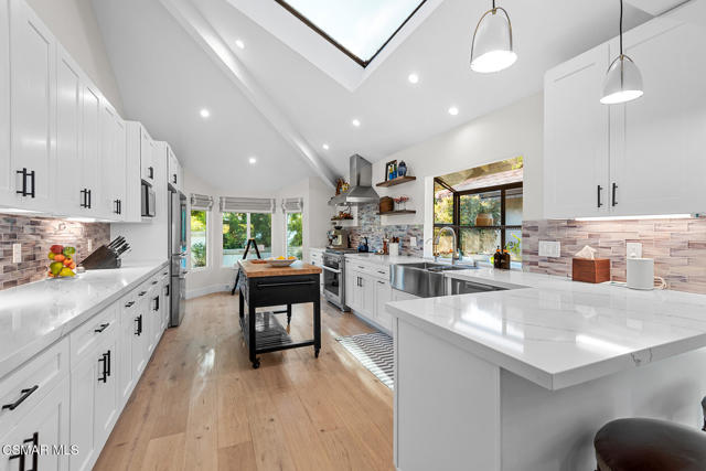 362 Cherry Hills Court, Thousand Oaks CA: https://media.crmls.org/mediaz/07e7297f-93ba-49ca-94a9-06f347db112e.jpg
