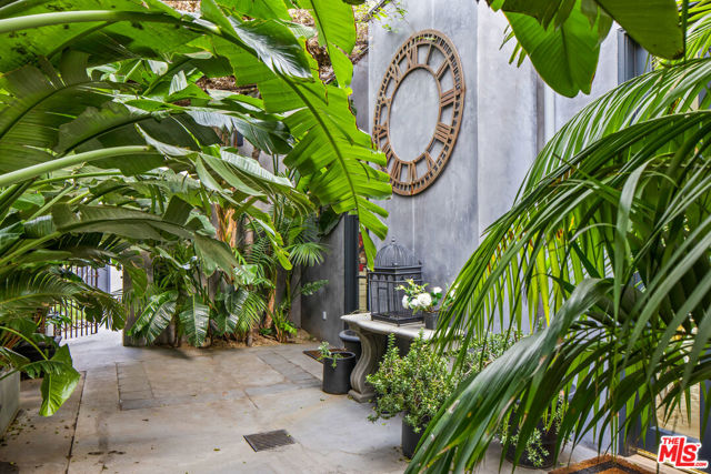 1457 Blue Jay Way, Los Angeles CA: https://media.crmls.org/mediaz/07e82543-6e94-4fa3-b82e-4b1c6054f4cb.jpg
