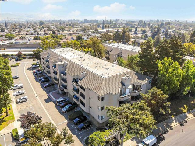 1280 Stanhope Ln, Hayward CA: https://media.crmls.org/mediaz/07e8266b-900a-4391-9186-e2703444e205.jpg