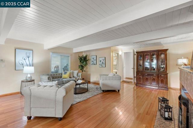 2401 Casa Way, Walnut Creek CA: https://media.crmls.org/mediaz/07e86e5e-fdf7-43ee-b265-a8e14ae03735.jpg