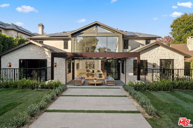 10444 Charing Cross Road, Los Angeles CA: https://media.crmls.org/mediaz/07e99077-2dee-4c0b-aaaa-c8fd5c3aa1ee.jpg