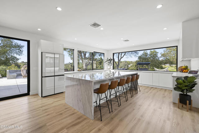 911 Vivian Circle, Newbury Park CA: https://media.crmls.org/mediaz/07e9ee47-4c6b-49eb-b3a6-035b37bfd7dd.jpg