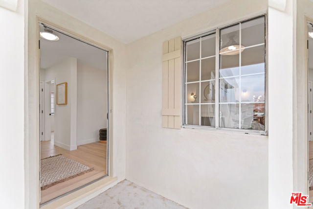 5722 Valley Ridge Avenue, Los Angeles CA: https://media.crmls.org/mediaz/07e9f47e-6359-4c6d-8b42-1bc7683e7833.jpg