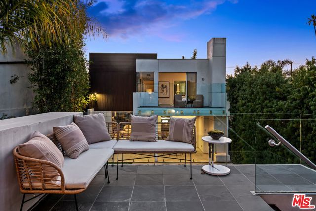 714 California Avenue, Venice CA: https://media.crmls.org/mediaz/07ea3e6d-7a6b-4d96-bacf-772281771e62.jpg