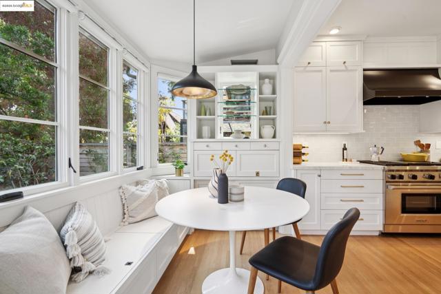 2732 Stuart St, Berkeley CA: https://media.crmls.org/mediaz/07eb00fd-8582-45d5-bfe2-26cf31fd631d.jpg