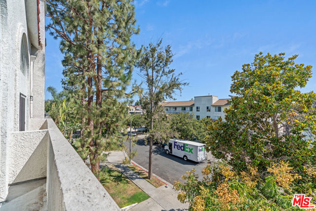 3743 S Canfield Avenue, Los Angeles CA: https://media.crmls.org/mediaz/07eb8627-9ec0-46ed-a481-6896e92e5dbf.jpg