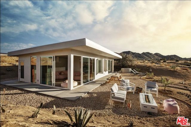 5195 Pioneertown Road, Pioneertown CA: https://media.crmls.org/mediaz/07ebcc84-ab0b-4a82-8a3c-8718ab745990.jpg
