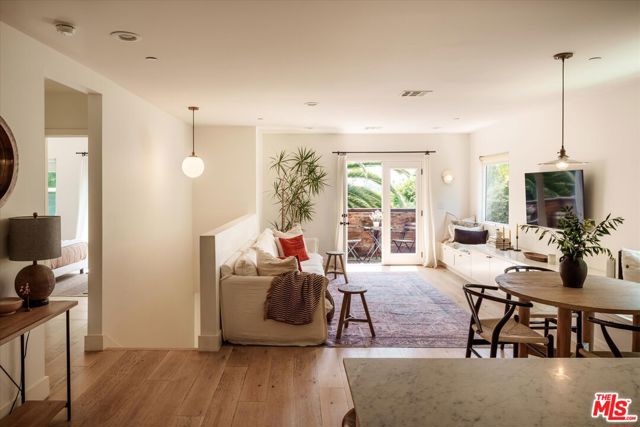 3746 Randolph Avenue, Los Angeles CA: https://media.crmls.org/mediaz/07ed4b8e-54cd-4240-96eb-5bb0688d0b07.jpg