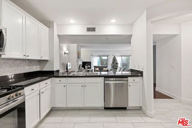 1522 Amherst Avenue, Los Angeles CA: https://media.crmls.org/mediaz/07ee8728-e56a-41af-8e41-6ec2df6f7a47.jpg
