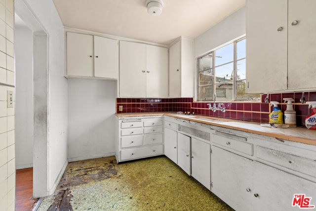 12926 Bonaparte Avenue, Los Angeles CA: https://media.crmls.org/mediaz/07eed929-5c97-4743-af63-9d10be4f72e4.jpg