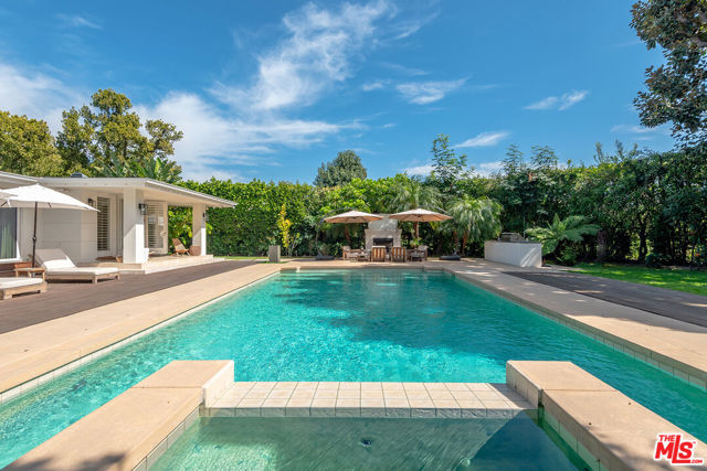 10424 Valley Spring Lane, Toluca Lake CA: https://media.crmls.org/mediaz/07eef735-ff2e-446e-8efc-204a1809c856.jpg