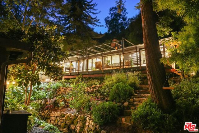 19817 Montau Drive, Topanga CA: https://media.crmls.org/mediaz/07ef960f-210b-4d92-84e4-50f7e45ba980.jpg