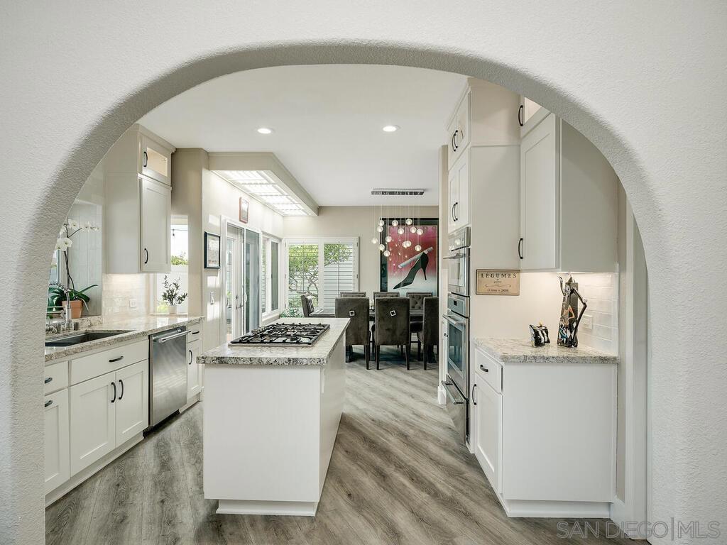 https://media.crmls.org/mediaz/07efaa94-ec33-42b6-8d08-c9d59cb25807.jpg?preset=X-Large