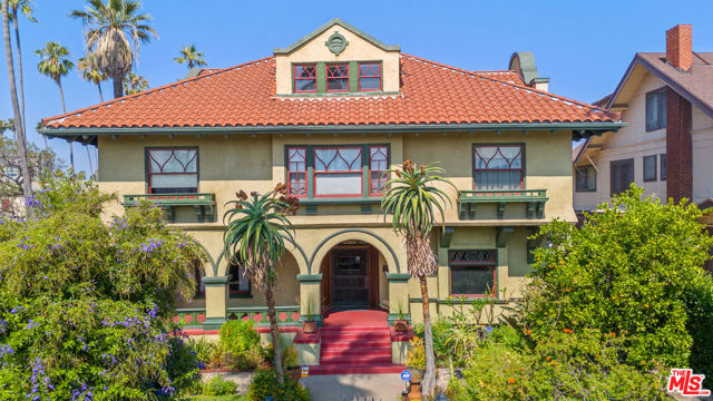 1049 Elden Avenue, Los Angeles CA: https://media.crmls.org/mediaz/07eff9d8-863b-40c2-9204-c983152c02c4.jpg