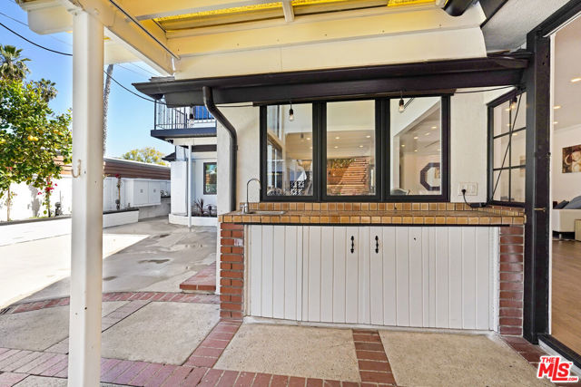 6409 Graves Avenue, Lake Balboa CA: https://media.crmls.org/mediaz/07f0b65e-624d-4fa8-b8c7-0575a6b608df.jpg