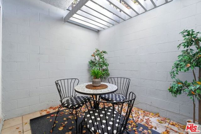 1013 16th Street, Santa Monica CA: https://media.crmls.org/mediaz/07f14a80-e5ac-4f18-a7ac-ddc1f866bde9.jpg