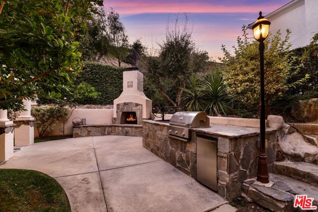 1535 Verde Ridge Lane, Westlake Village CA: https://media.crmls.org/mediaz/07f2ccb7-6c63-4186-bb73-a535963609a0.jpg