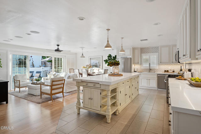 10325 Darling Road, Ventura CA: https://media.crmls.org/mediaz/07f3017b-6ea7-499b-b22a-0a3f8ffb897d.jpg