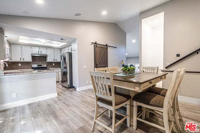 20055 Avenue Of The Oaks, Newhall CA: https://media.crmls.org/mediaz/07f34487-e375-496c-af90-2dab3e04fd23.jpg