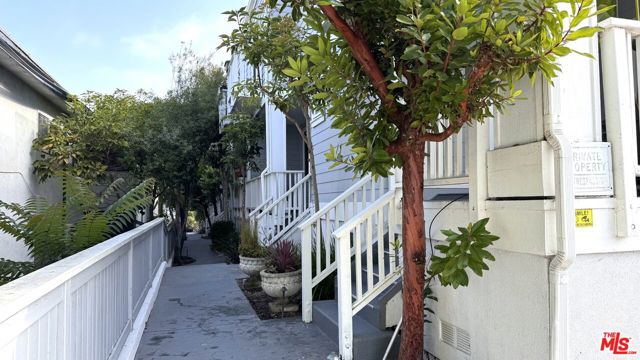 1202 Tennyson Street, Manhattan Beach CA: https://media.crmls.org/mediaz/07f3c49e-e9df-4e39-9a7d-07a15b93d2c7.jpg