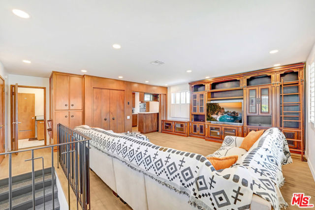 6409 Graves Avenue, Lake Balboa CA: https://media.crmls.org/mediaz/07f47d07-ddc0-4e0b-8709-dc85906bb6c3.jpg