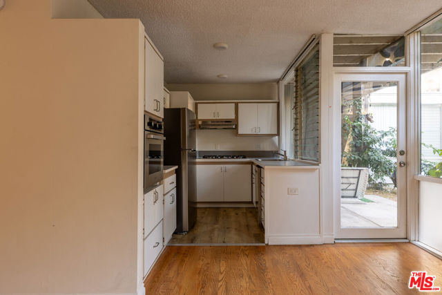 11131 ROSE Avenue, Los Angeles CA: https://media.crmls.org/mediaz/07f4db33-14f9-476d-947f-e2ef8b54591c.jpg