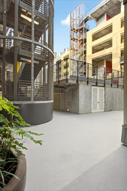 311 Oak St, Oakland CA: https://media.crmls.org/mediaz/07f4ec0d-33f5-4631-b617-183218bc65d8.jpg