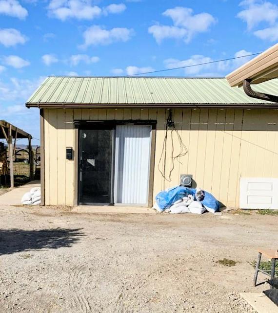 7470 Lovers Lane, Hollister CA: https://media.crmls.org/mediaz/07f5280a-0e36-4648-9823-efd79c0a2a5c.jpg