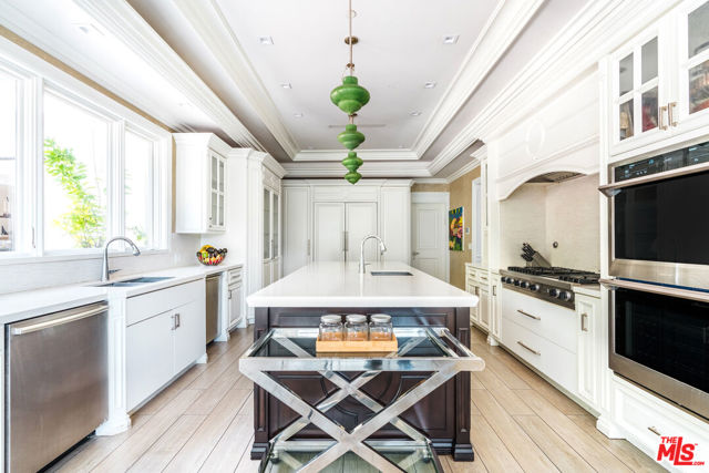 727 N Alta Drive, Beverly Hills CA: https://media.crmls.org/mediaz/07f5445f-846d-4c7a-942c-07b21e096c56.jpg