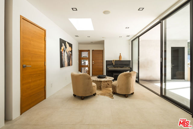 9991 Liebe Drive, Beverly Hills CA: https://media.crmls.org/mediaz/07f69ed2-5951-4f78-8c9d-56f450e51141.jpg