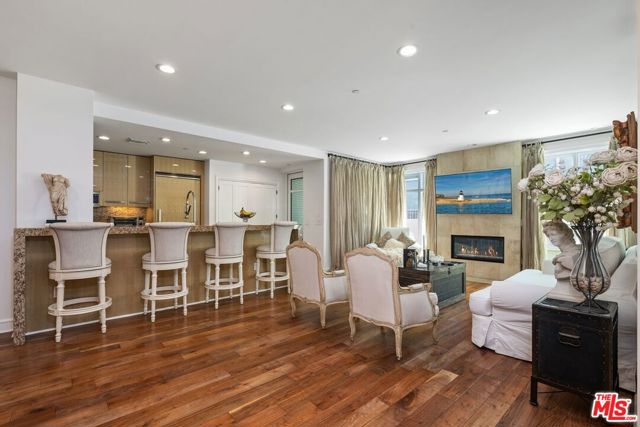 447 N Doheny Drive, Beverly Hills CA: https://media.crmls.org/mediaz/07f70fca-d8aa-4755-8b88-2712b7be1187.jpg