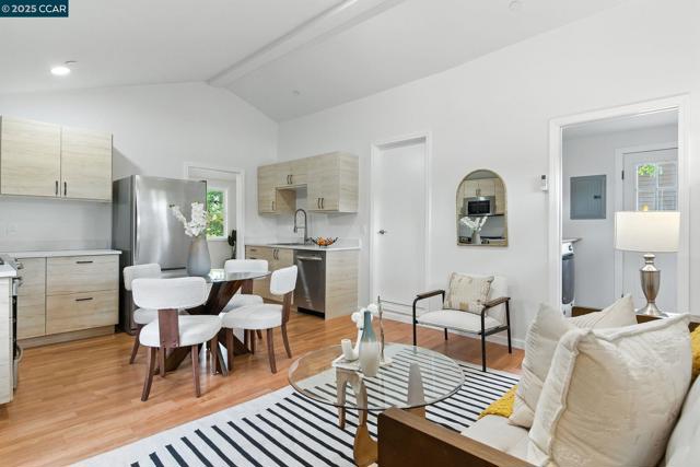 122 Stein Way, Orinda CA: https://media.crmls.org/mediaz/07f88223-d350-45c2-bf15-9011d6b26cc4.jpg
