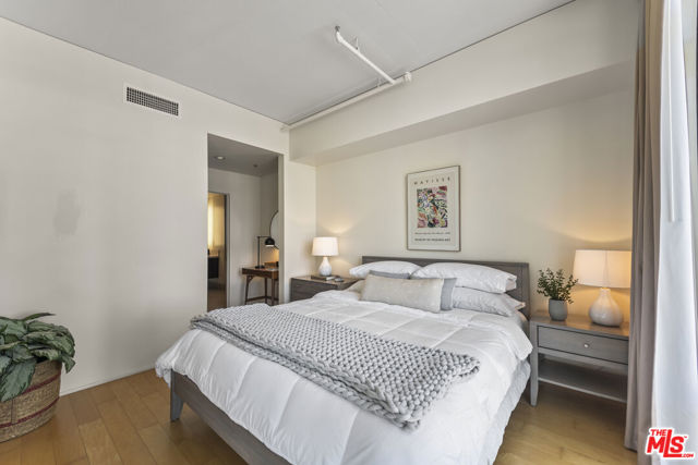 1100 S Hope Street, Los Angeles CA: https://media.crmls.org/mediaz/07fa3513-7e12-4789-85de-f68e4858d99c.jpg