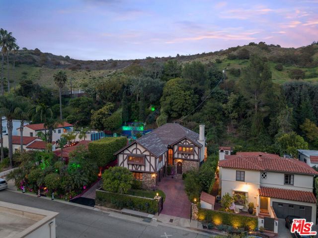 1610 N Beverly Drive, Beverly Hills CA: https://media.crmls.org/mediaz/07fa586c-9a46-4895-b224-9cb6525f0aa6.jpg