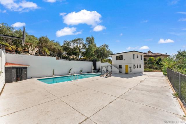 9586 Alto Dr, La Mesa CA: https://media.crmls.org/mediaz/07fa8335-a049-4b3f-918a-877cf20e3ee5.jpg
