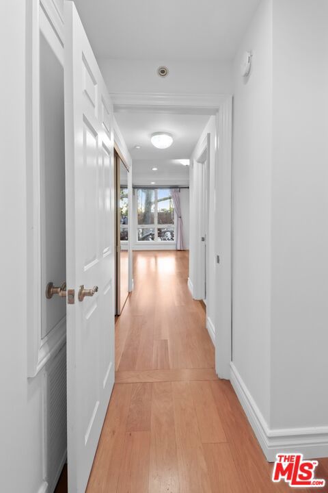 121 N Almont Drive, Beverly Hills CA: https://media.crmls.org/mediaz/07fb3900-8ccb-449c-ad04-bcaa96c704d3.jpg