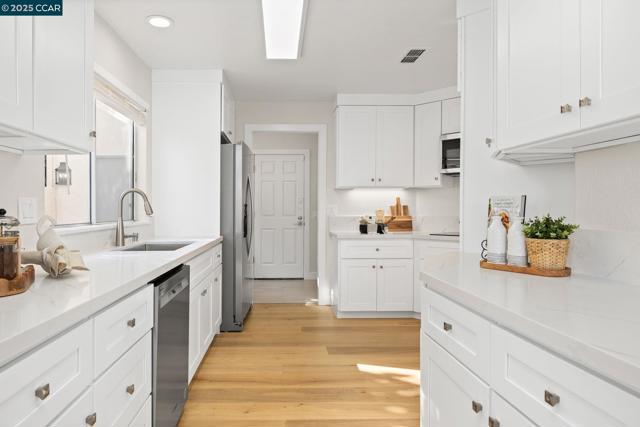 122 Cortona Dr, San Ramon CA: https://media.crmls.org/mediaz/07fbacee-872c-4509-b16f-d29dcb0c3c78.jpg
