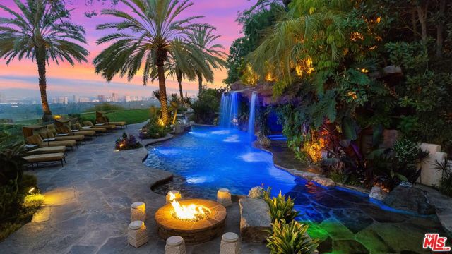 10066 Cielo Drive, Beverly Hills CA: https://media.crmls.org/mediaz/07fc4fd9-1085-4dbe-bbb5-6fa34cbb9468.jpg