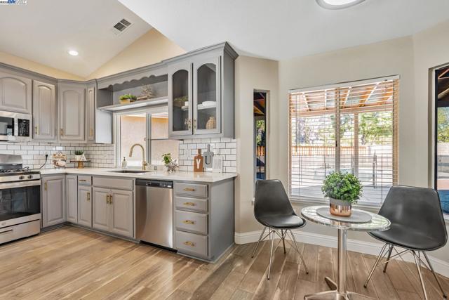 25 Phillips Ct, Tracy CA: https://media.crmls.org/mediaz/07fd1d01-b486-4ba3-bf97-a83c31348416.jpg