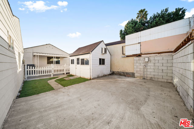4325 W 58th Place, Los Angeles CA: https://media.crmls.org/mediaz/07fd5a5b-4d1d-4acc-9ed0-de67fbb34606.jpg