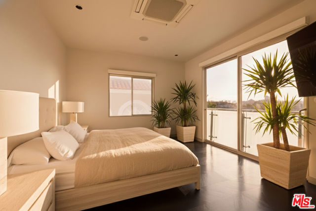 928 N Croft Avenue, Los Angeles CA: https://media.crmls.org/mediaz/07fd8228-5fd0-4b9a-b84b-6dc845bd35dc.jpg