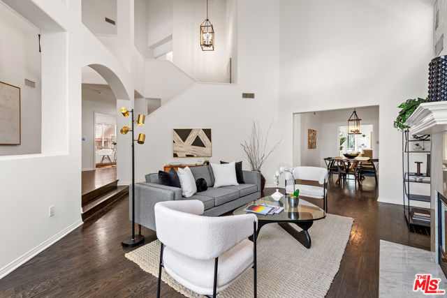 4744 Norwich Avenue, Sherman Oaks CA: https://media.crmls.org/mediaz/07fd901d-d688-45c6-9bee-aa9d449d2227.jpg