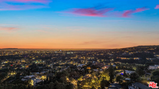 1447 San Ysidro Drive, Beverly Hills CA: https://media.crmls.org/mediaz/07fde222-8646-4183-909d-b18c26c71432.jpg