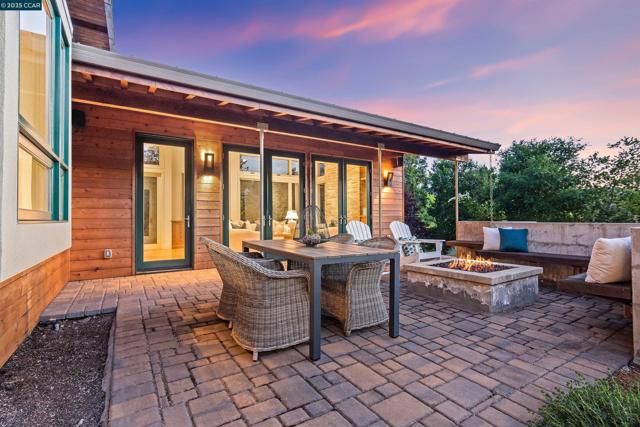 53 Tara Rd, Orinda CA: https://media.crmls.org/mediaz/07fe96af-dc09-499f-95ec-c0fb4746db14.jpg