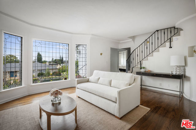 13324 Valley Vista Boulevard, Sherman Oaks CA: https://media.crmls.org/mediaz/07fe9720-602c-4bc6-8abf-f4a33101602d.jpg