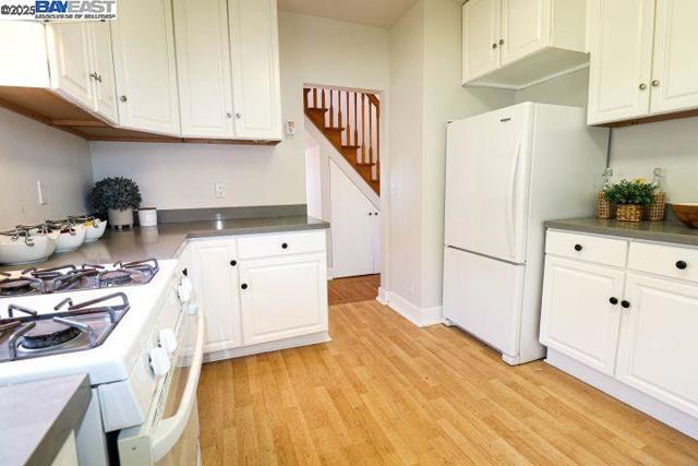 828 Everett Ave, Oakland CA: https://media.crmls.org/mediaz/0800a5c8-d25e-424c-8a2c-982396f4f1d6.jpg