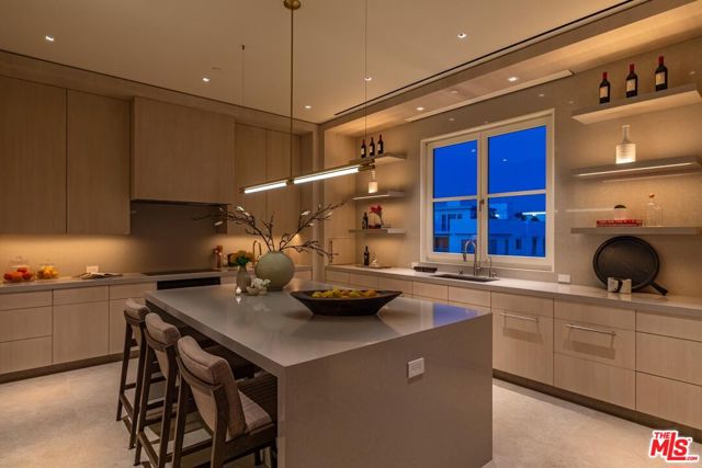 455 N Palm Drive, Beverly Hills CA: https://media.crmls.org/mediaz/0800baa1-8aab-4f67-931f-0ec19fa57c11.jpg